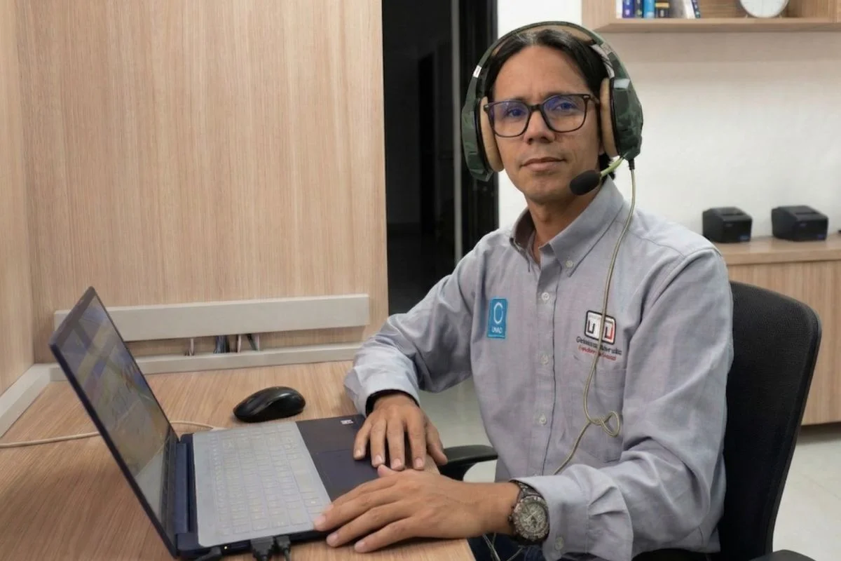 Technicien de support informatique spécialisé avec casque