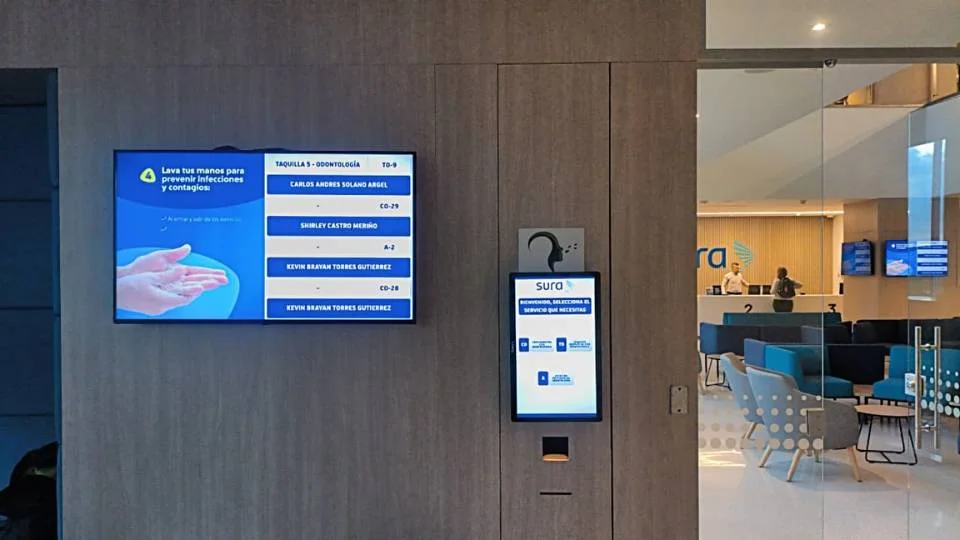 Integração de sinalização digital com dicas de saúde e um totem de parede para agilizar a recepção de pacientes